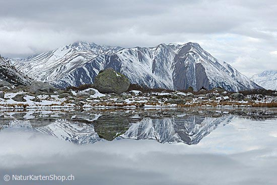 Foto:: Spiegelung eines Massivs in Bergsee (Foto,Fotos,Bilder,Bild,)