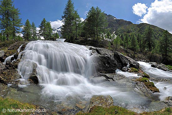 Foto:: Wasserfall in Naturlandschaft (Langzeitbelichtung) (Foto,Fotos,Bilder,Bild,)