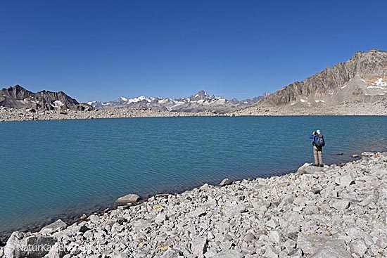 Foto:: Alpinistin an Bergsee (Foto,Fotos,Bilder,Bild,)